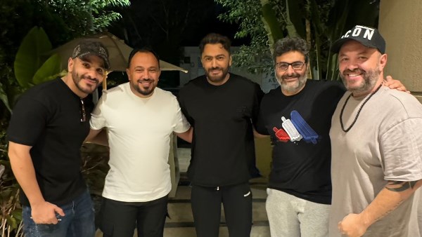 لاصحة لشائعات مرضه.. وليد منصور: تامر حسني بخير وحفل جامعة بدر في موعده